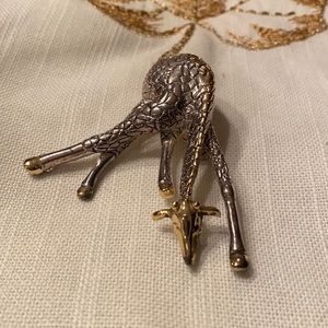 Gold tone/silver tone giraffe pendant/brooch